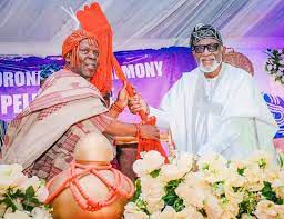 Gov Akeredolu presents staff of office to Olupele of Ipele